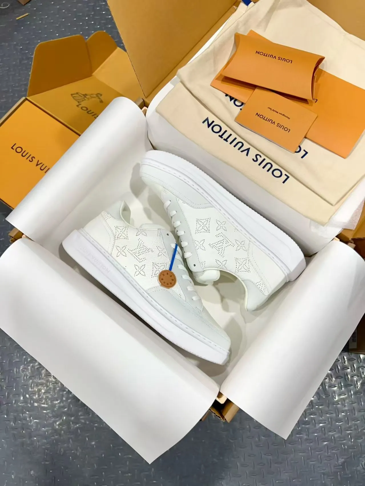 👟👟Ex-factory price 640👟👟 Vuitton Louis Vuitton Beⅴerly Hⅰll men's casual sports shoes white shoes —————————— Good looks and handsome feet, every color is huge and beautiful! A must-have item for fashionistas 🛍 Original custom-made embossed grained calfskin (not superfiber leather on the market, everyone needs to distinguish it!) symmetrical old pattern washed denim; all accessories and accessories are customized according to the original 1:1. Even the color matching of the shoelaces is customized 1:1. Original identical private model TPU outsole. Many clever little designs must have the original version to see that they are well done. The quality lies in the details! The original consistent chip tag can be directly entered into the LV official website 😏 Purchasing agent for ceiling level. Full set of Jingmei aircraft box packaging. Please look for our quality‼ ️ Please pay attention to distinguish the currency materials on the market! Code number: 37-45
